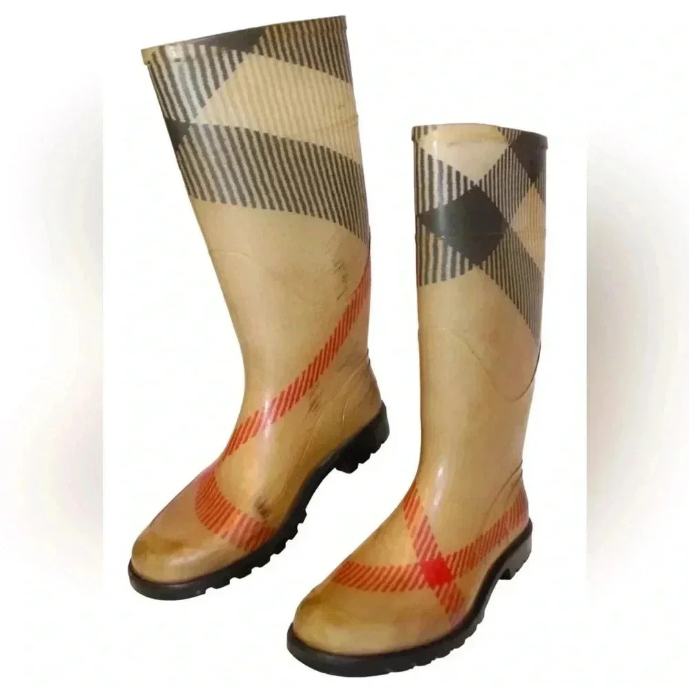 Burberry rainboats size 38
